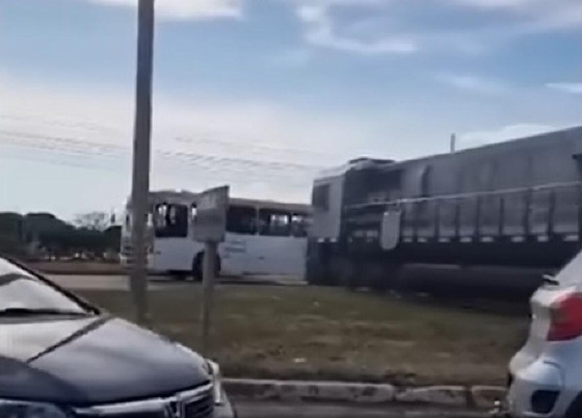 V Deo Acidente Entre Trem E Nibus Deixa Uma Pessoa Morta E Cinco