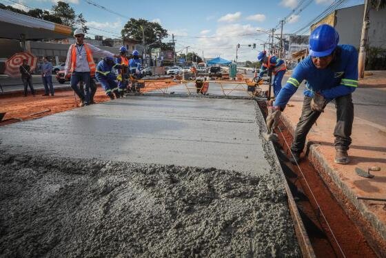 Presidente do TCE, Sérgio Ricardo, vistoriou canteiros de obras do BRT ao lado de vereadores nesta sexta-feira