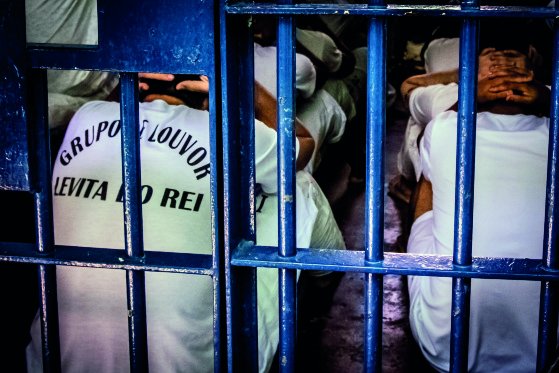 Conflito entre detentos gerou ferimentos e intervenção policial para conter a situação