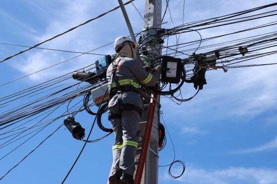 Cliente ficou sem luz por mais de 7 meses e teve nome negativado; Justiça impôs multa de R$ 50 mil à Energisa