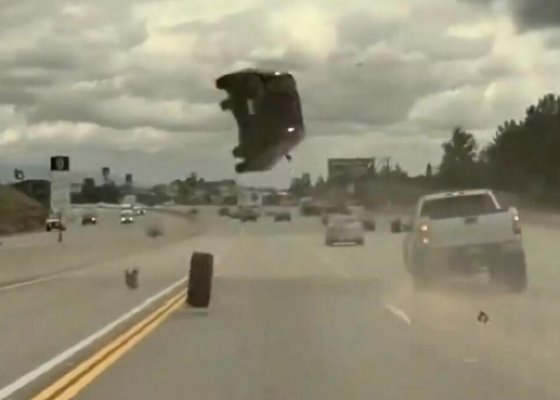 Pneu solto vira “rampa” e lança carro no ar