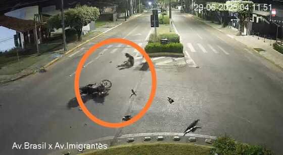 Câmeras flagram motociclista sendo arremessado em acidente em Sorriso