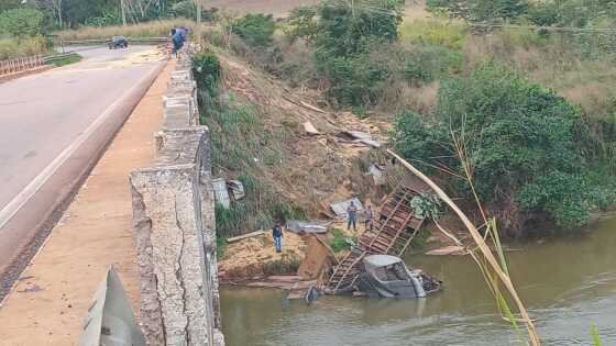 Caminhão despencou da ponte e motorista está desaparecido