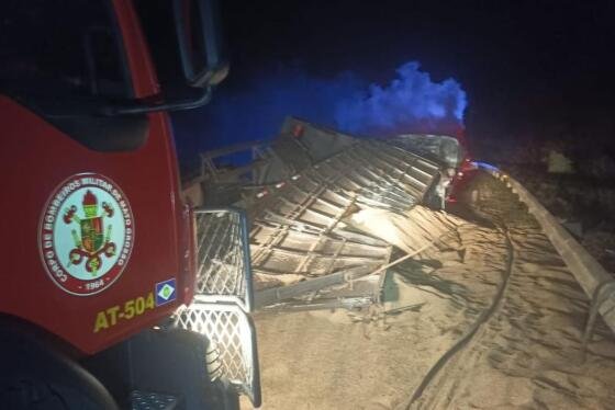 Carreta tombou na BR-070 e cabine pegou fogo